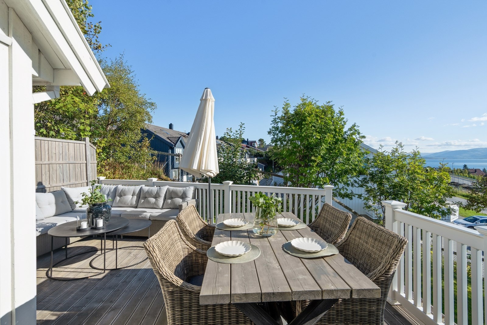 Her har man god plass spisegruppe og grill. Galleribilde