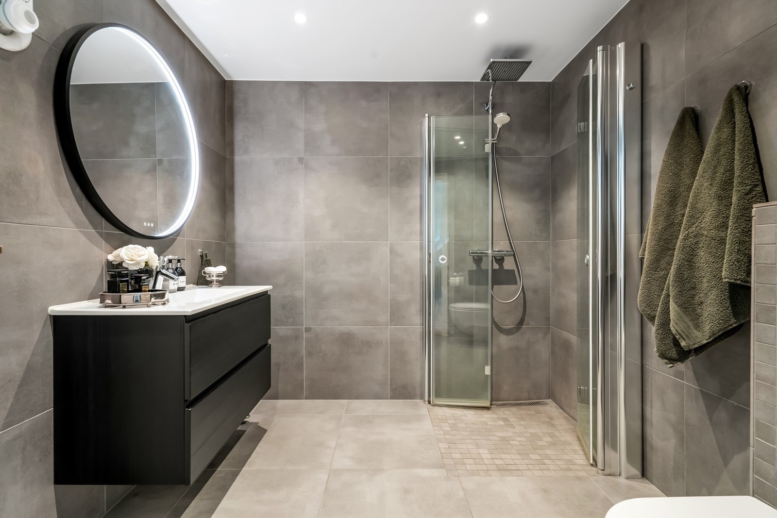 Badet i 1.etg er renovert i 2021 med flislagte vegger og gulv, og elektriske varmekabler. Moderne innredning, veggmontert toalett og dusjvegger. Galleribilde