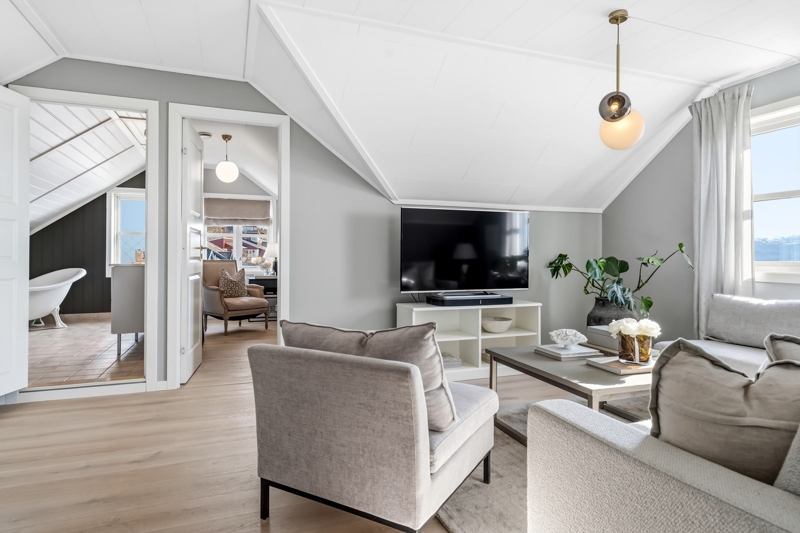 Her er det god plass til sofakrok, og rommet egner seg ypperlig som en egen TV-stue. Galleribilde