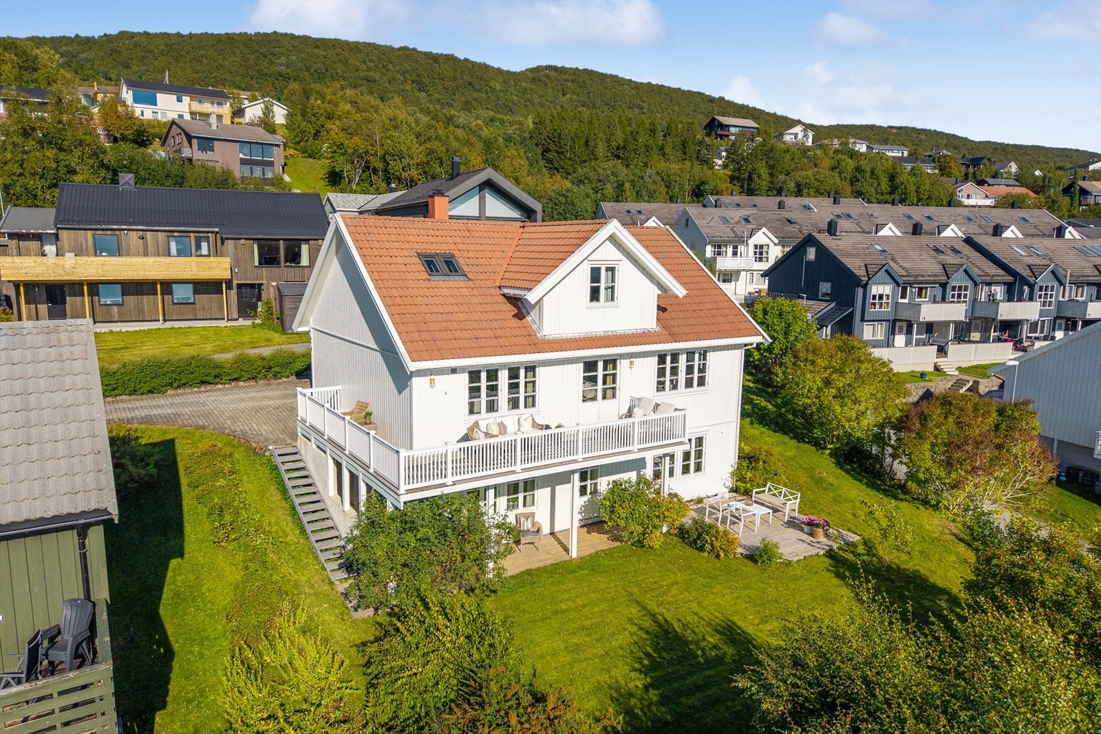 Pent opparbeidet hage med diverse beplantninger. Boligen har terrasser og veranda som utnytter solforholdene godt. Galleribilde