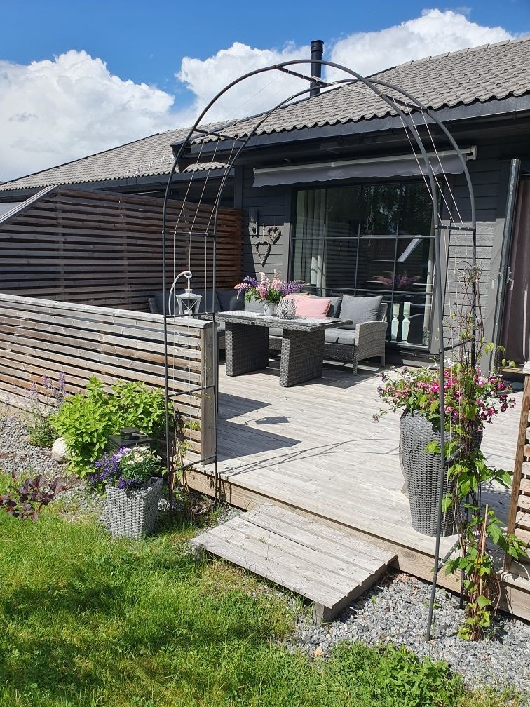 Solrik terrasse og en liten hage med gode solforhold (privat bilde) Galleribilde