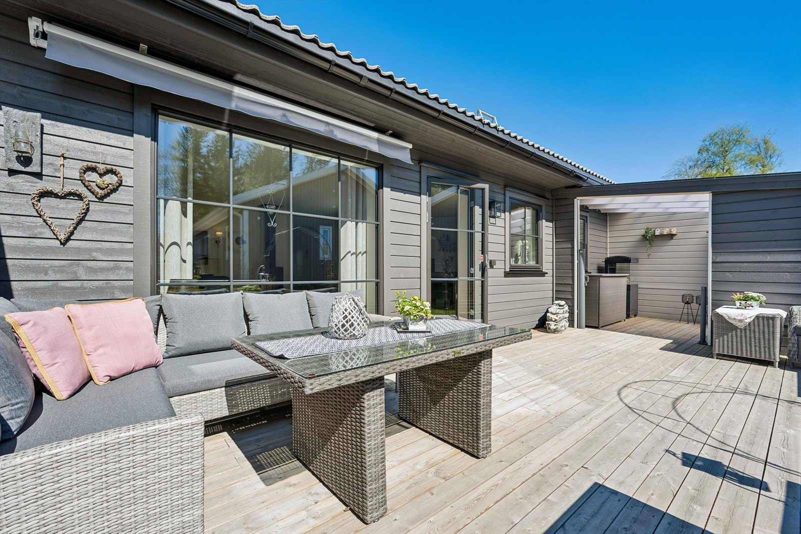 Fra stuen er det utgang til en stor terrasse med utestue, totalt 37 m². Her er det god plass til utemøbler og sosiale sammenkomster. Galleribilde
