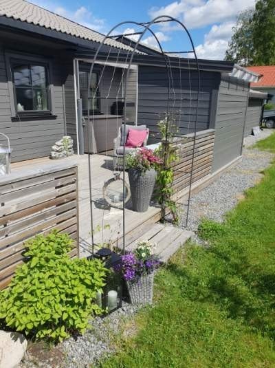 På terrassen er det bygget en hyggelig hagestue (privat bilde) Galleribilde