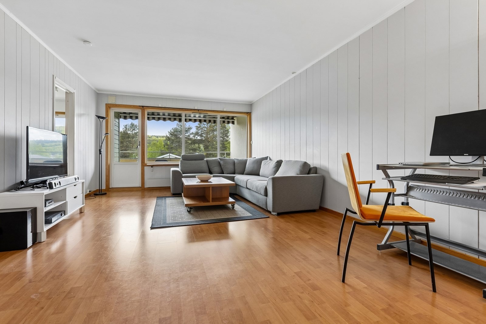 Gulvet har laminat, og veggene er kledd med malte plater. Galleribilde