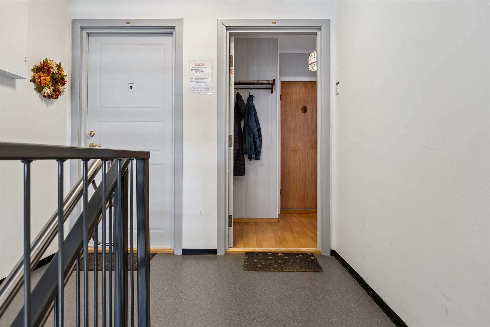 Enkel adkomst til leiligheten ved heis fra inngangsplanet. Galleribilde