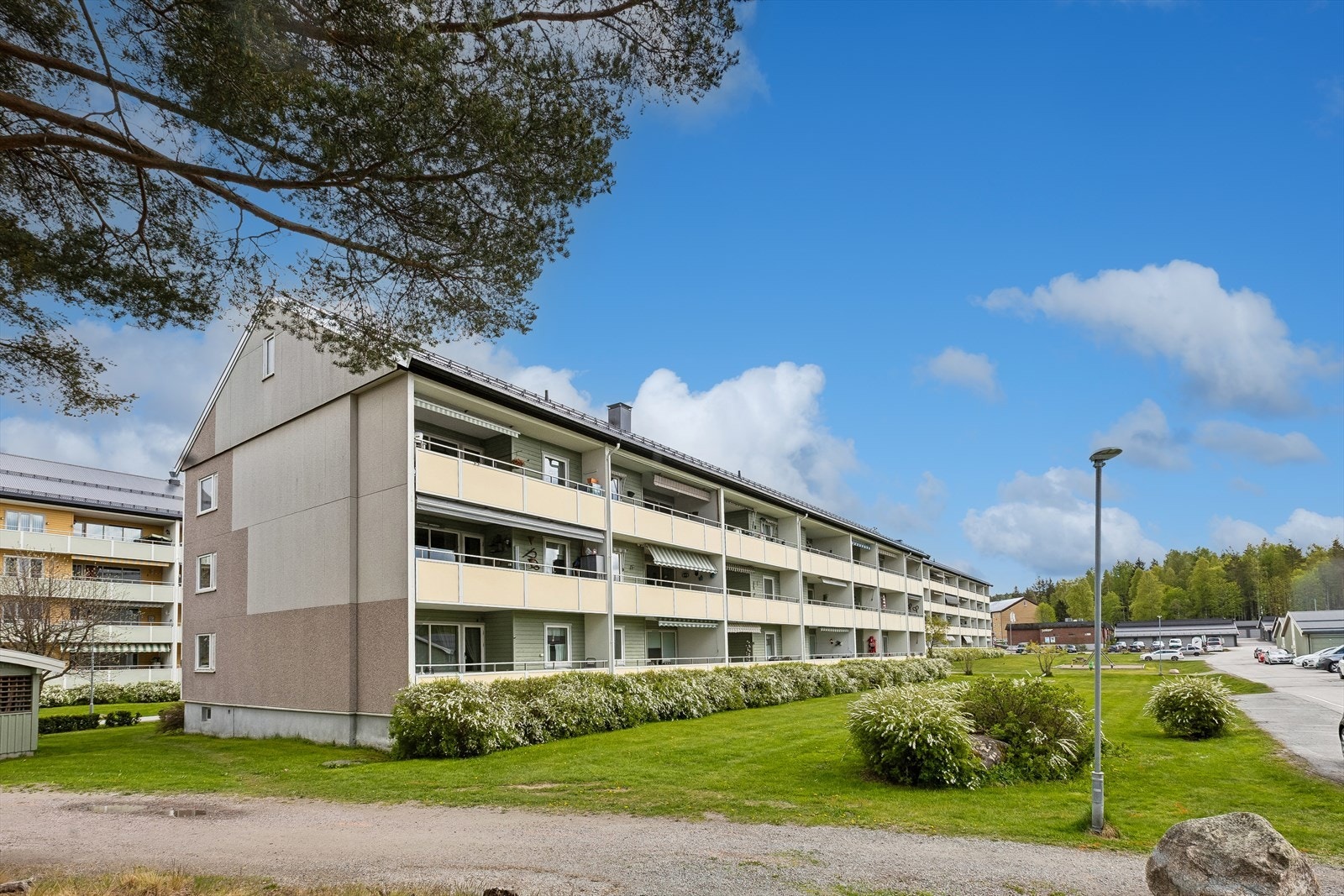 Leiligheten ligger i et velholdt borettslag hvor felles avløpsrør ble fornyet i 2025, og fasaden oppgradert i 2000. Galleribilde
