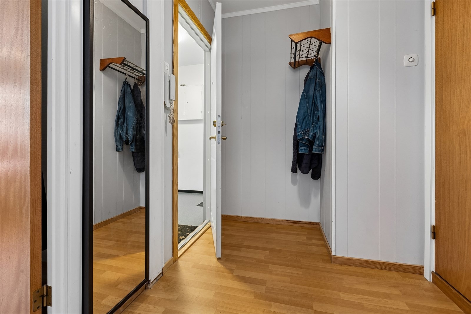 Entréen har plass til yttertøy og en åpen overgang mot stuen. Galleribilde