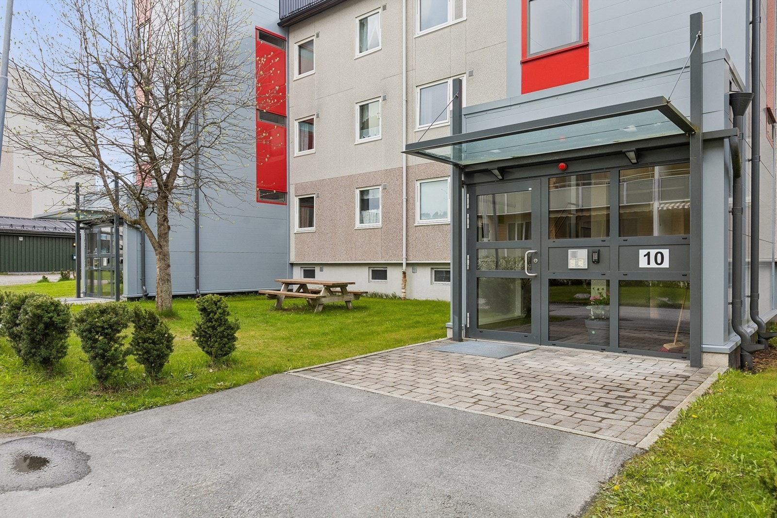 Flott inngangsparti, som sammen med heisen ble etabIert i 2017. Galleribilde