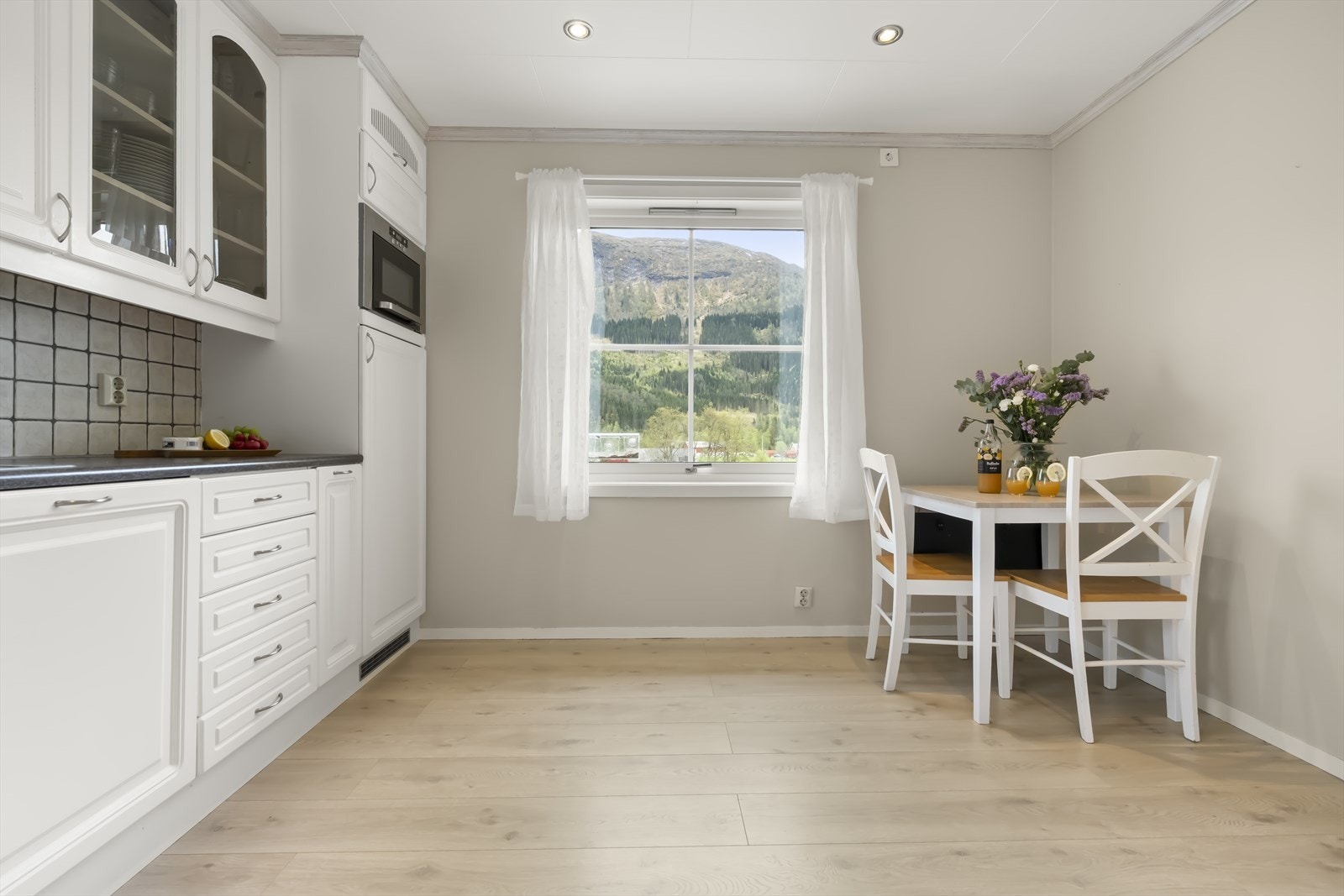 - Kjøkkenet er på 12,5m2 og har god plass til sittegruppe - Galleribilde