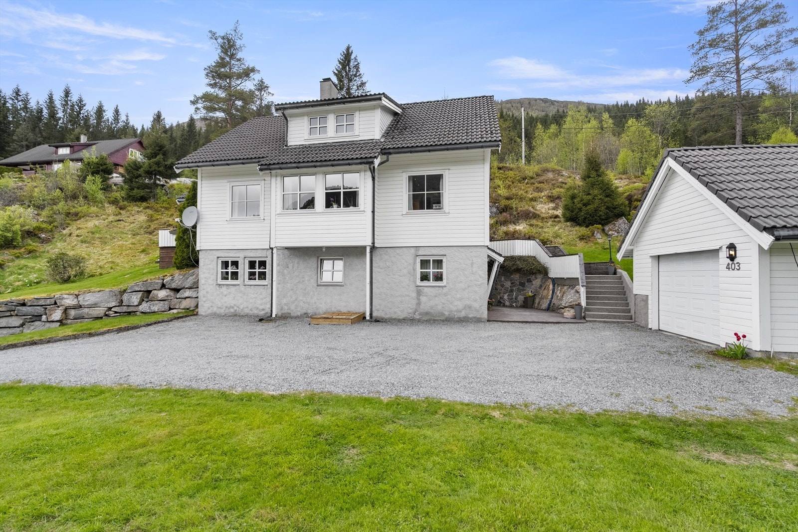 - Terrassen til kjellerleiligheten ble fornyet i 2024 og er på 15m2 - Galleribilde