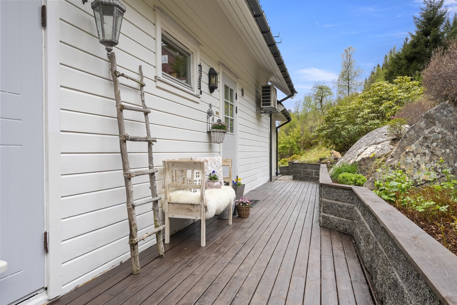 - Eiendommen har flere uteområder og sol hele året. Verandaen måler totalt 45m2 - Galleribilde