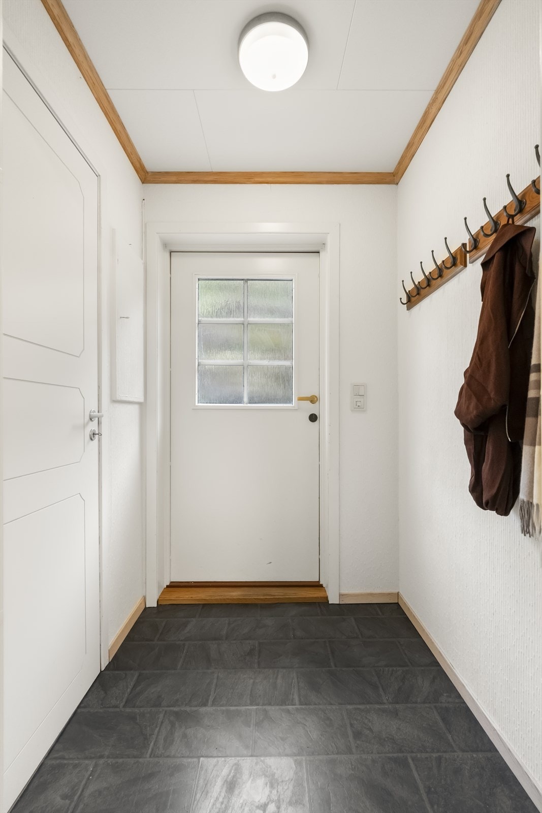 - Fra entrè er det inngang til praktisk bod - perfekt for ekstra lagring av yttertøy - Galleribilde