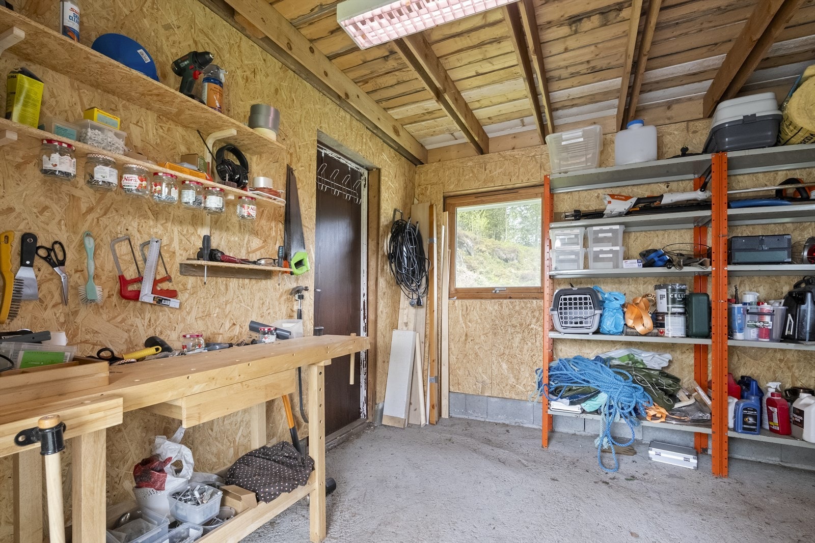 - Garasjen måler totalt ca 40m2 - Galleribilde
