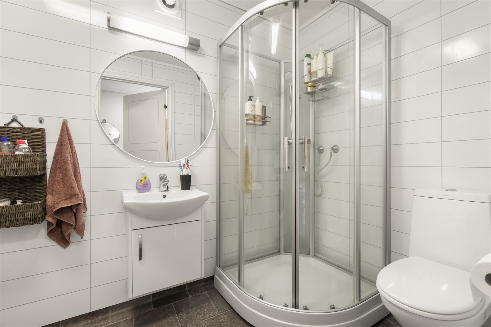 - Badet er på ca 4,5m2 og er innredet med toalett, dusjkabinett, enkel innredning med servant, speil og opplegg til vaskemaskin - Galleribilde