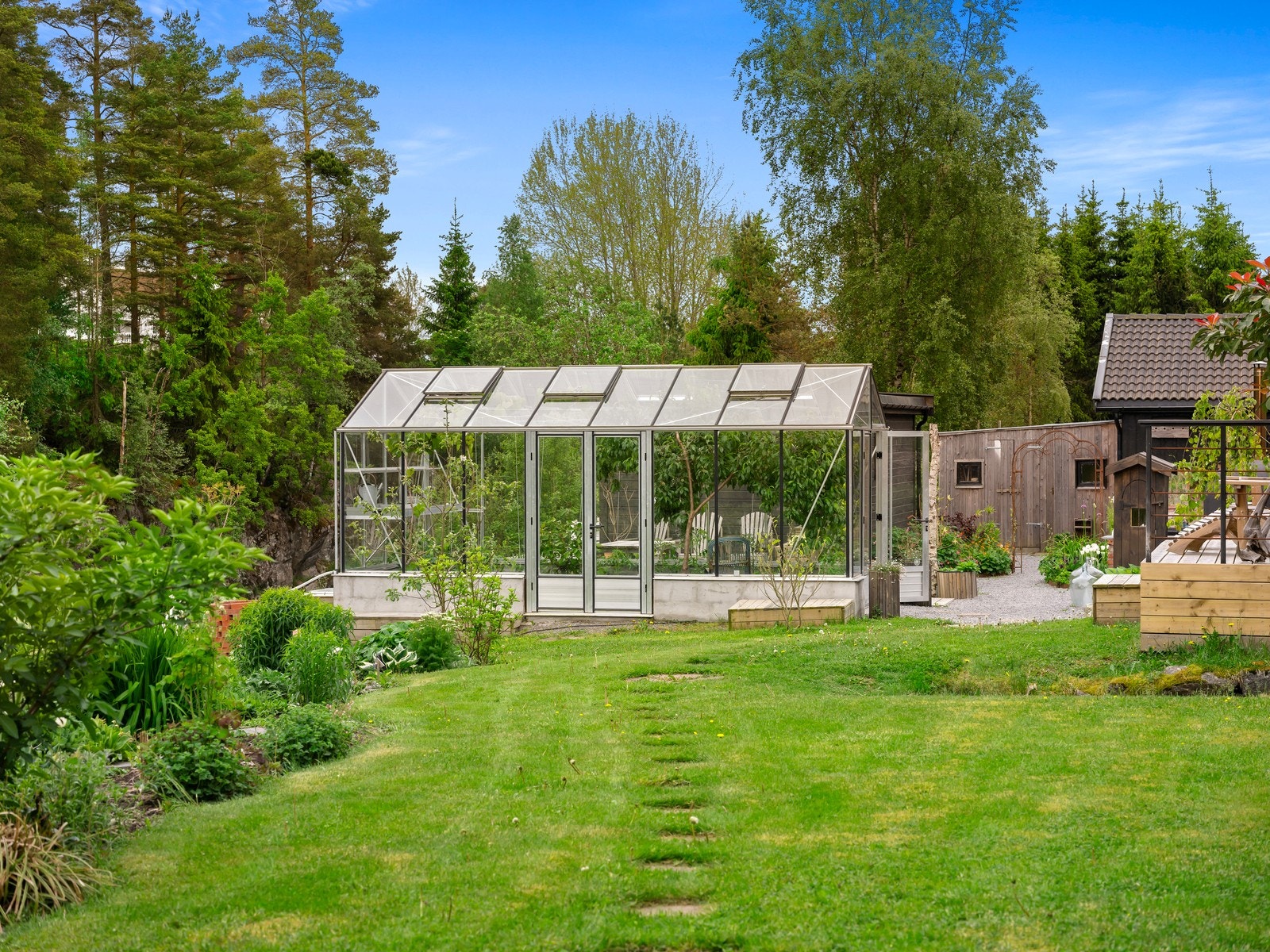 Beplantningen er sammensatt på en måte som gir både struktur og frodighet, med kontinuerlig blomstring og vakre fargespill fra vår til høst. Galleribilde