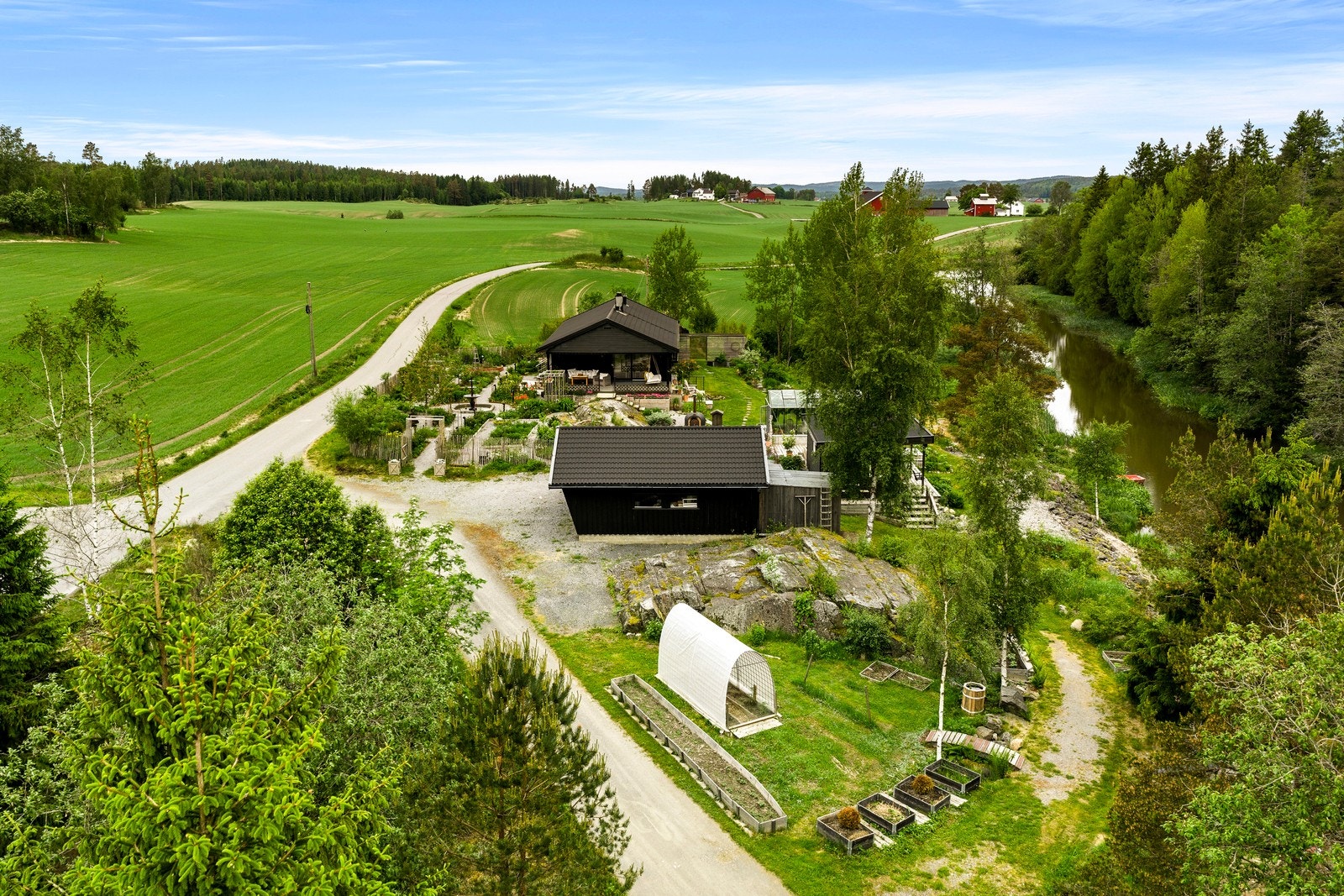 Her får du en sjelden eiendom ved elven - en privat og solrik oase. Mye plass for dyrking av grønnsaker til eget bruk. Her er også asparges og bærbusker i tillegg til drueplanter. Galleribilde