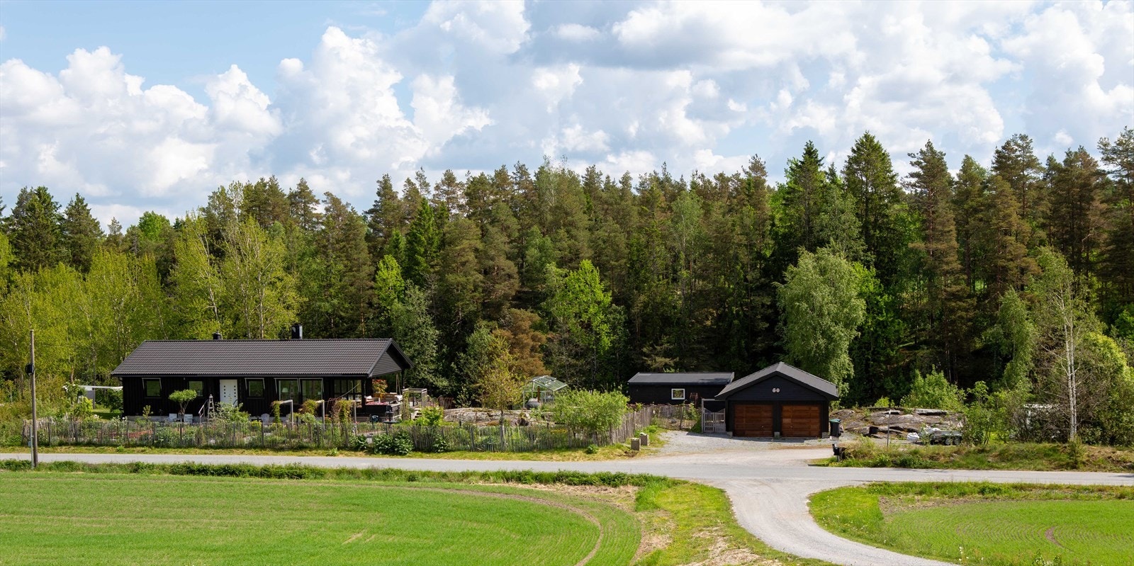 Kommunen ligger sentralt i Østfold med gode veiforbindelser til omkringliggende byer som Sarpsborg og Fredrikstad, og ca 90 km til Oslo. Dette gjør det enkelt å kombinere landlig bosted med pendling. 40 minutter til Sverige og kjøpesenter. Galleribilde