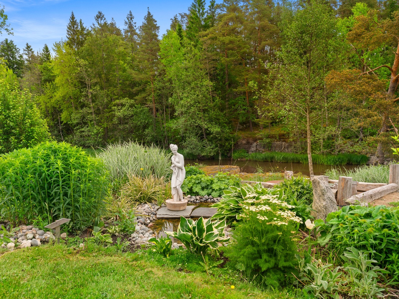 Sammen med blomster og frukttrær er det også fuglebad og vannspeil som sammen skaper en levende, harmonisk og eventyrlig hageopplevelse. Galleribilde
