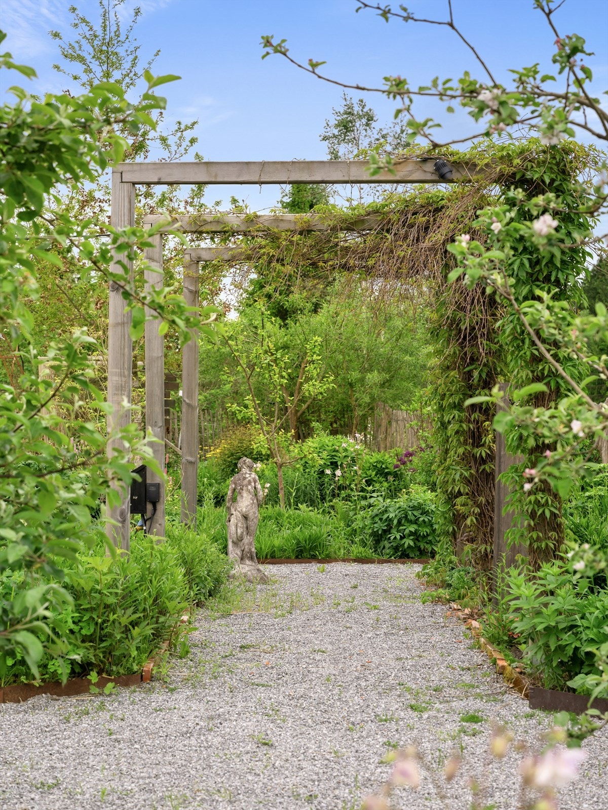 Beplantningen er sammensatt på en måte som gir både struktur og frodighet, med kontinuerlig blomstring og vakre fargespill fra vår til høst. Galleribilde