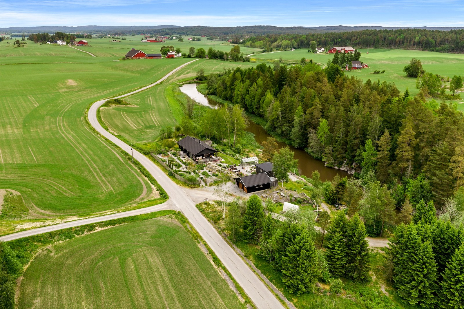 Fra eiendommen er det kort vei til flotte turområder, skogsterreng og flere bade- og fiskevann, blant annet Rørvannet og Kolbjørnsviksjøen. Dette gir gode muligheter for aktiviteter som turer, sykling, jakt, fiske og bading i naturskjønne omgivelser. Galleribilde