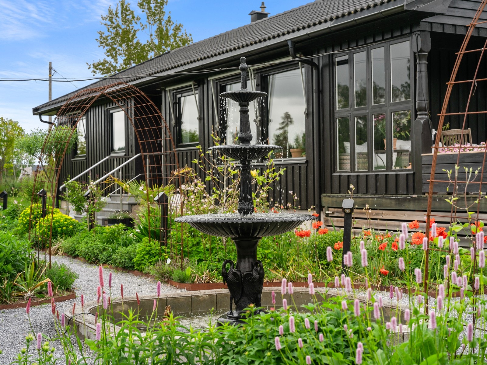 Fontenen i støpejern er en sentral del av hagen foran huset. Galleribilde