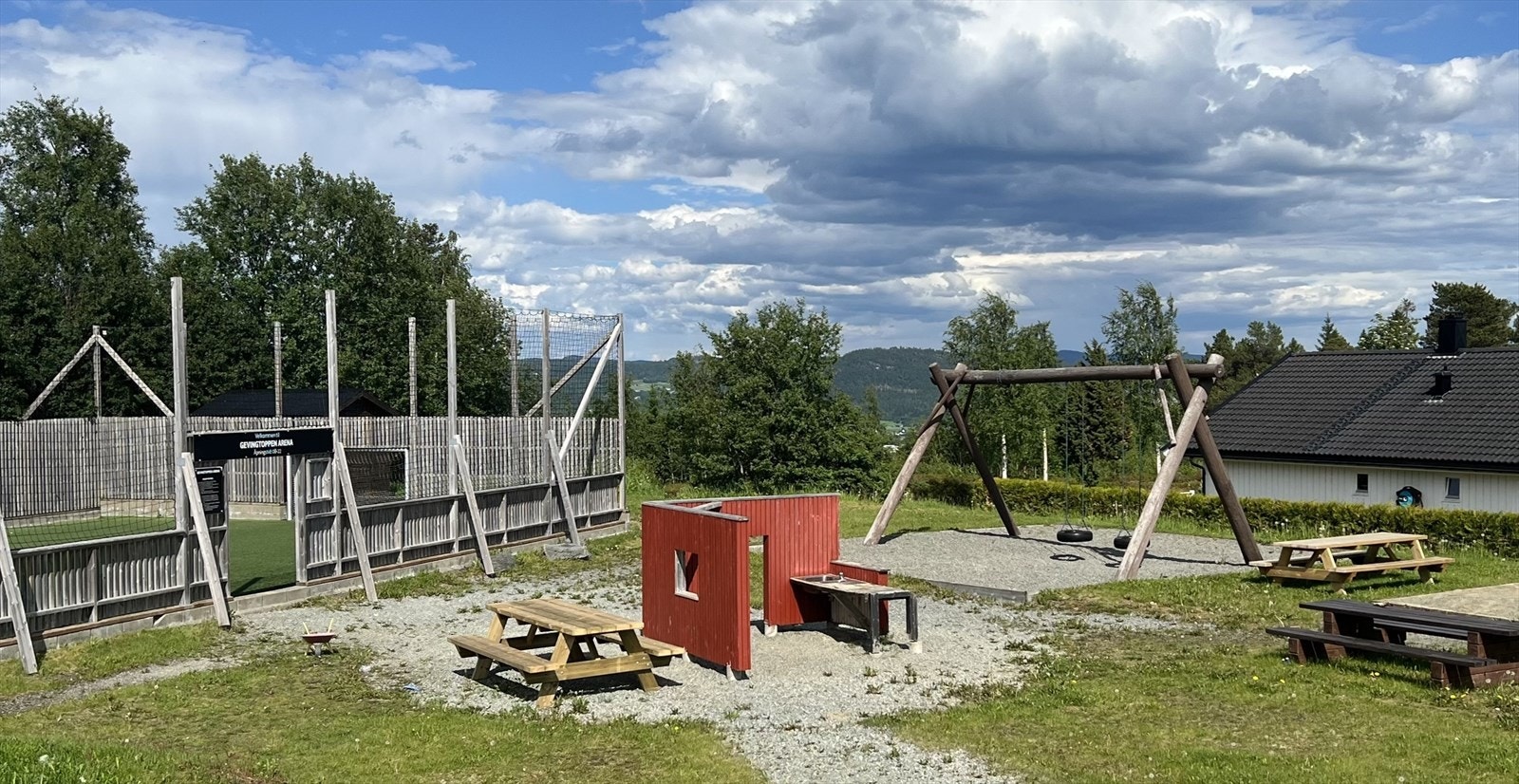 Sosial lekeplass med utekjøkken og Gevingtoppen arena. Selgers eget bilde. Galleribilde