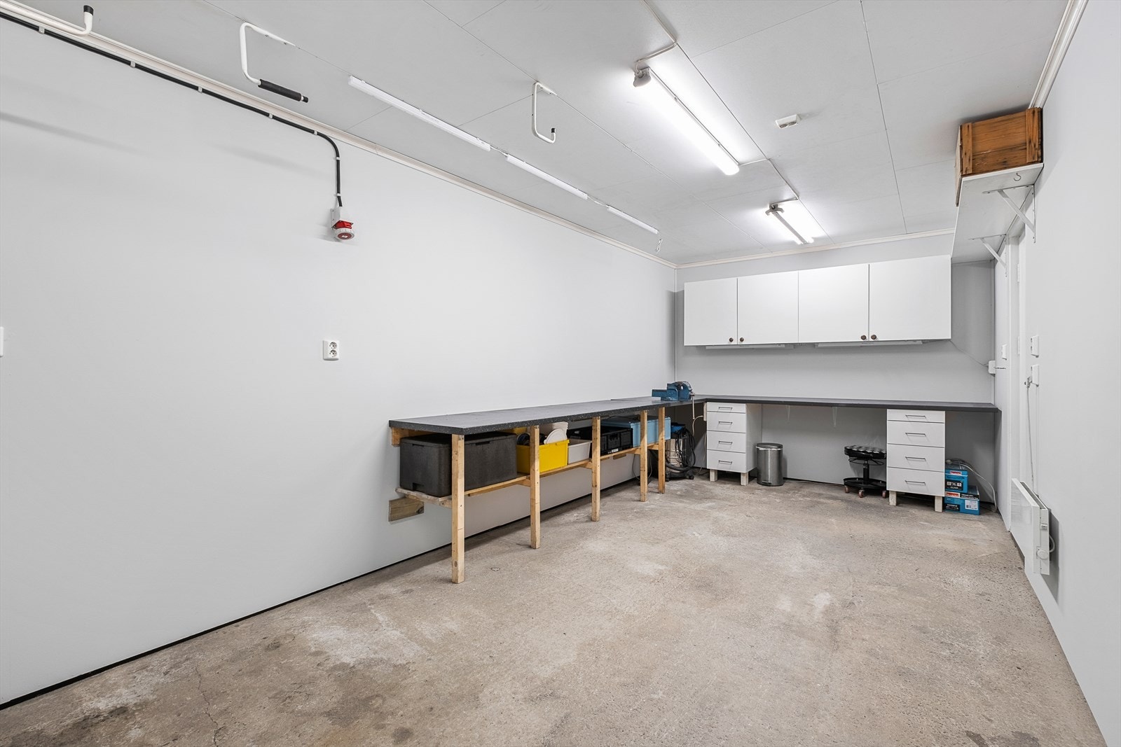 Garasjen er delt inn i 2 soner hvor den innerste delen er isolert. Galleribilde