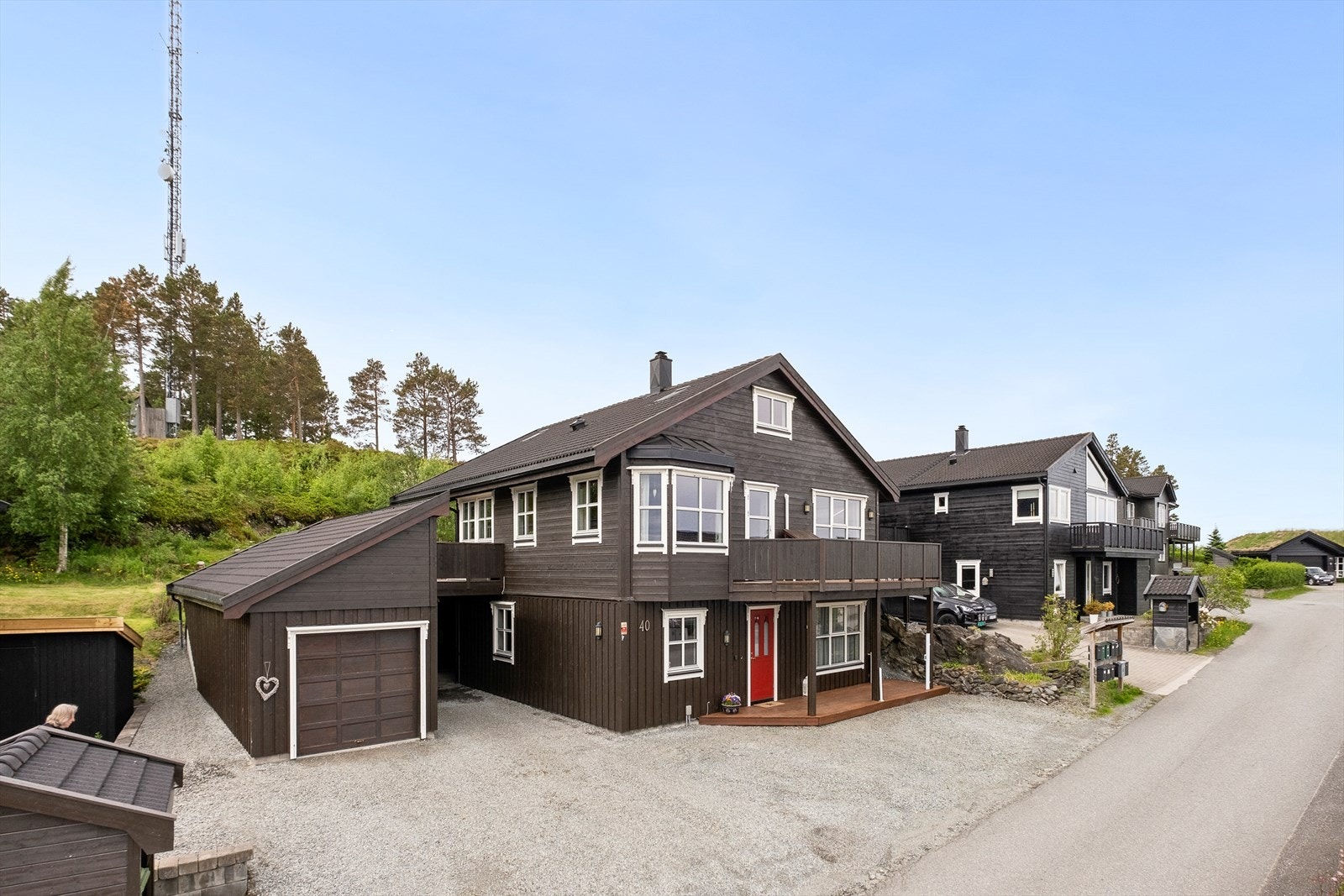 Aktiv Eiendom v/Lars Valstad har gleden av å presentere Dronningberget 40 - En flott familiebolig med utleiedel. Foto: Michael Eid Galleribilde
