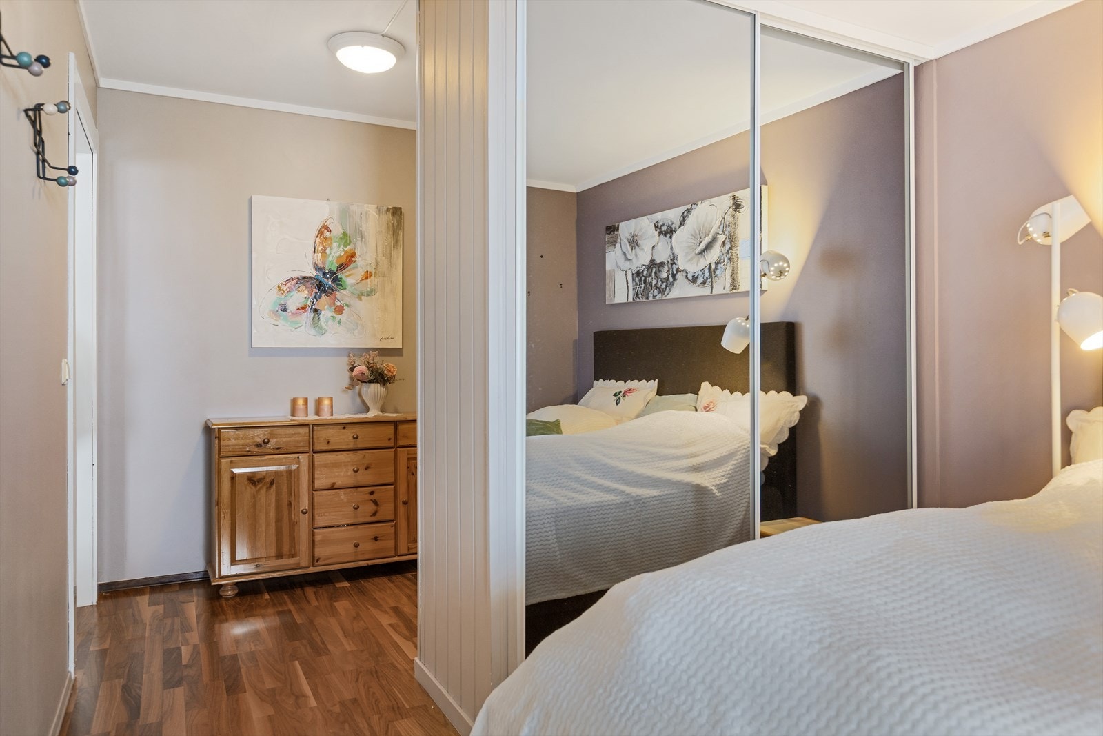Denne fungerer som en romsdeler inn til en mindre del av soverommet. Galleribilde