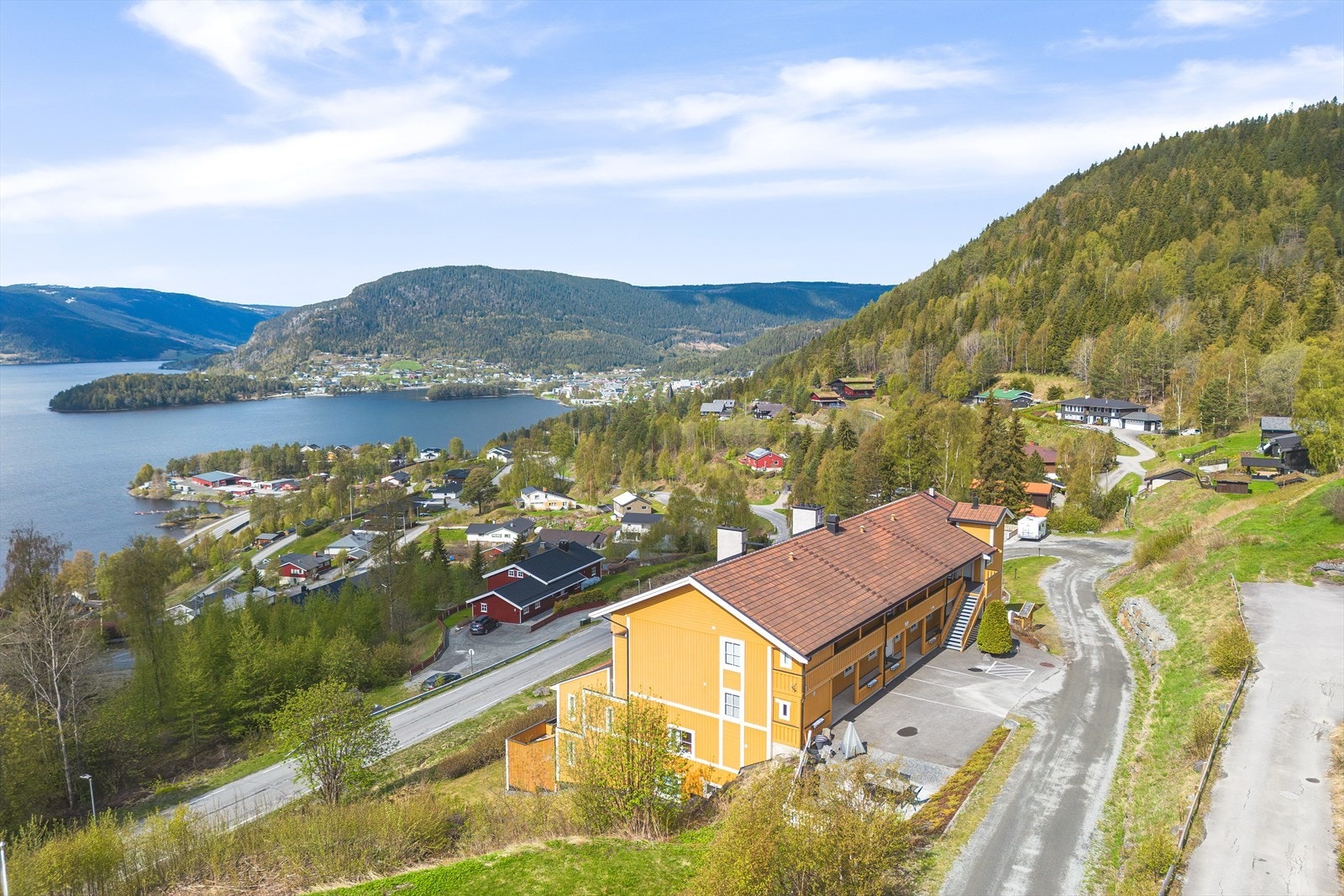 Den ligger i et fint leilighetsbygg med 12 boenheter, hvor det er gode solforhold og nydelig utsikt til Strandfjorden, Fagernes og bygdene rundt. Galleribilde