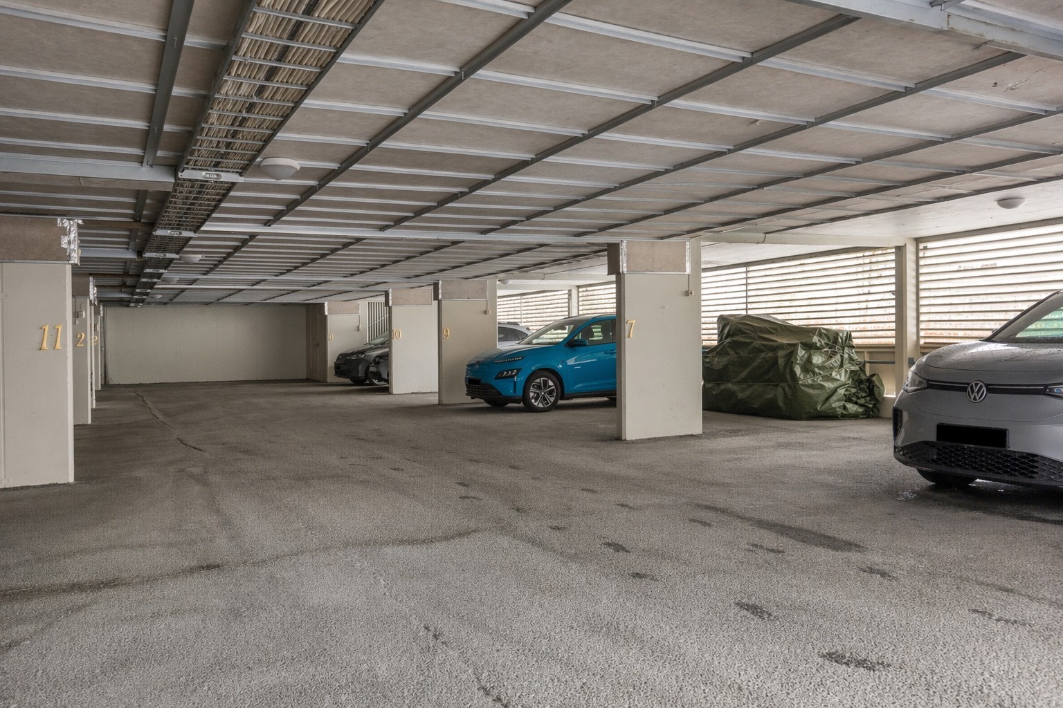 Leiligheten har egen parkeringsplass med mulighet for montering av elbillader dersom man bekoster dette selv. Det følger også med to små boder uten for inngansdøren til leiligheten, samt mulighet for ekstra hylleplass i felles sykkelbod. Galleribilde