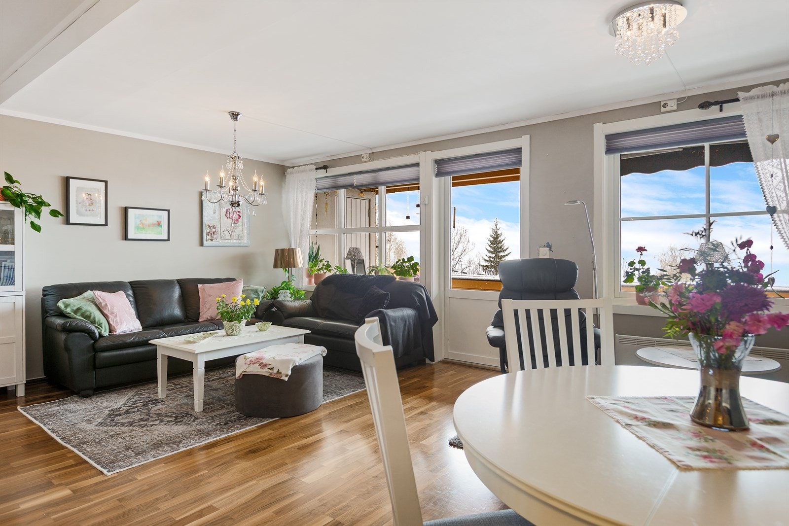 Det er god plass til både sofagruppe og spisestue. Galleribilde
