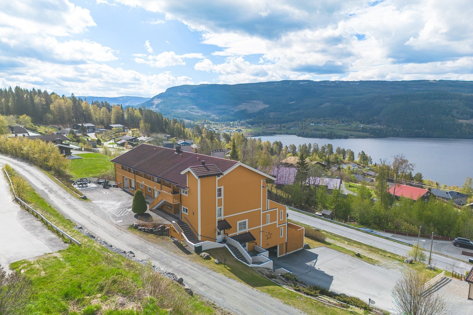 Med sin sentrale beliggenhet er det kort vei til både Fagernes og Leira, hvor man finner et bredt utvalg av butikker, spisesteder og aktivitetstilbud. Fra leiligheten er det også gangavstand til busstopp med gode forbindelser i begge retninger. Galleribilde