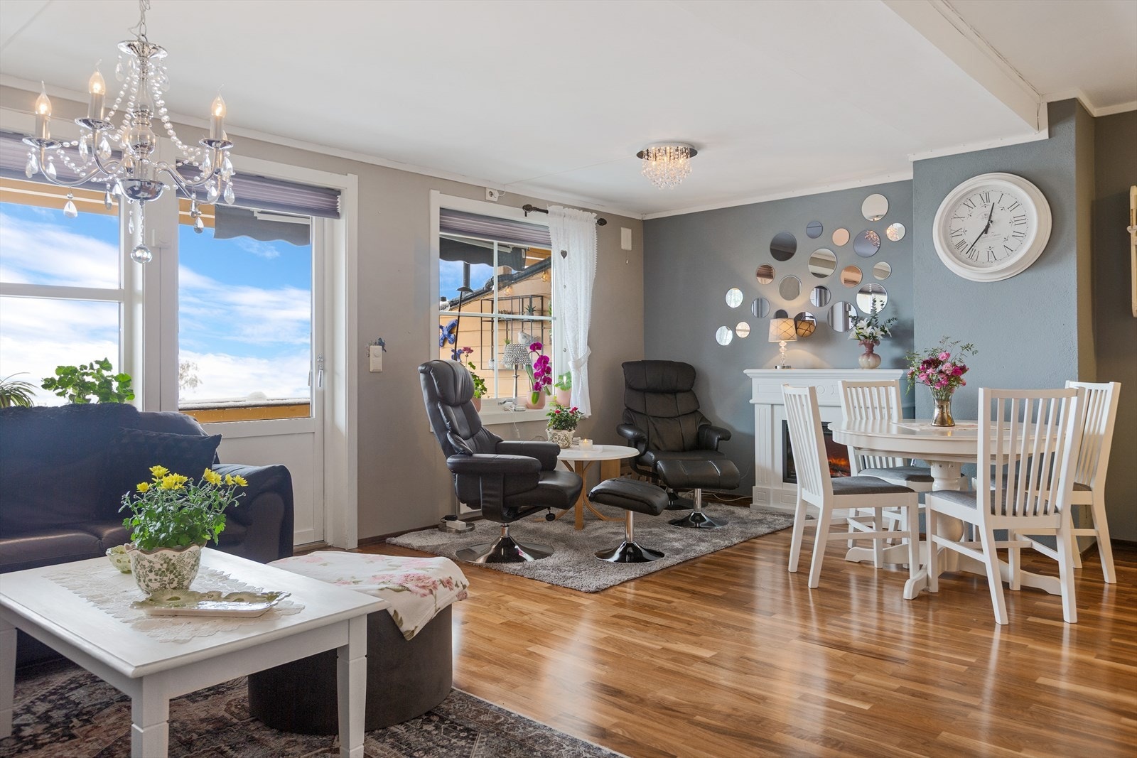 Stua er lys og luftig med store vindusflater og terrassedør med glassfelt. En stilige elektrisk peis er plassert slik at flammene kan nytes fra hele rommet. Galleribilde