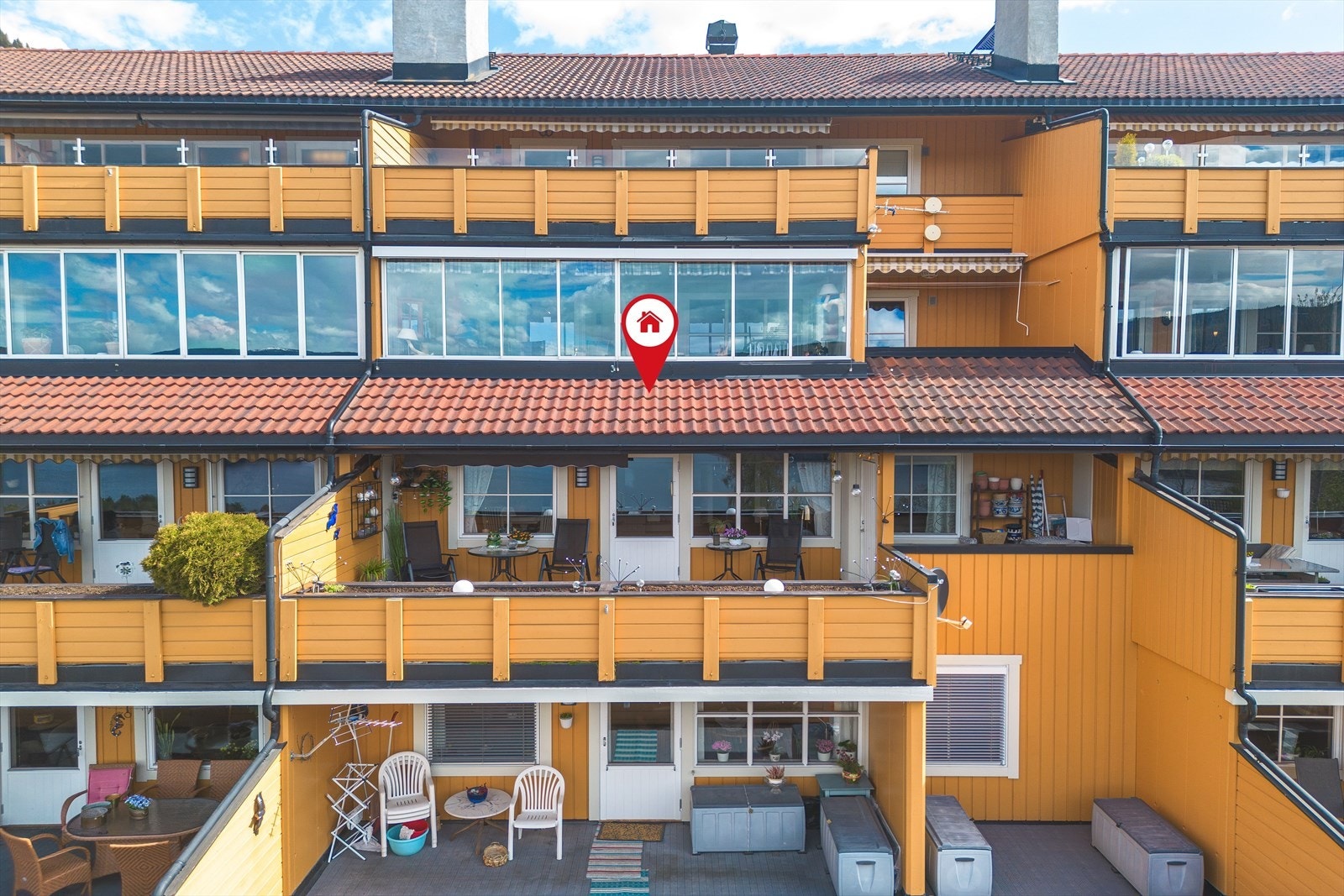 Med delvis overbygd balkong er det enkelt å nyte gode, solrike dager og lune kvelder ute i det fri. Galleribilde