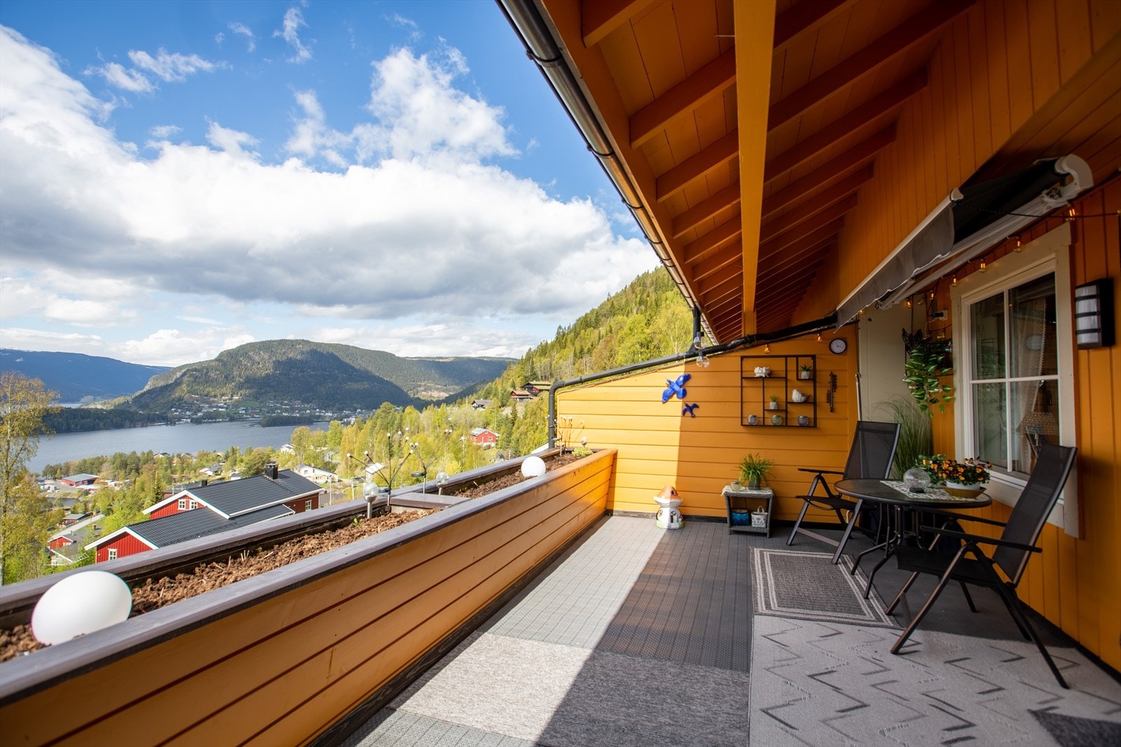 Denne lyse og innbydende toroms leliligheten ligger åpent og fritt til på oversiden av Garlivegen, ca. 2,5 km fra Fagernes sentrum. Galleribilde