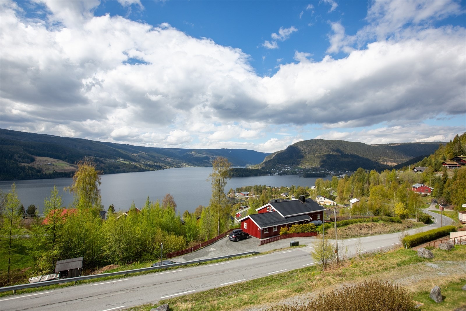 Fra leiligheten er det ca. 2,5 km ned til Fagernes sentrum, mens det er ca. 3 km til Leira. Galleribilde