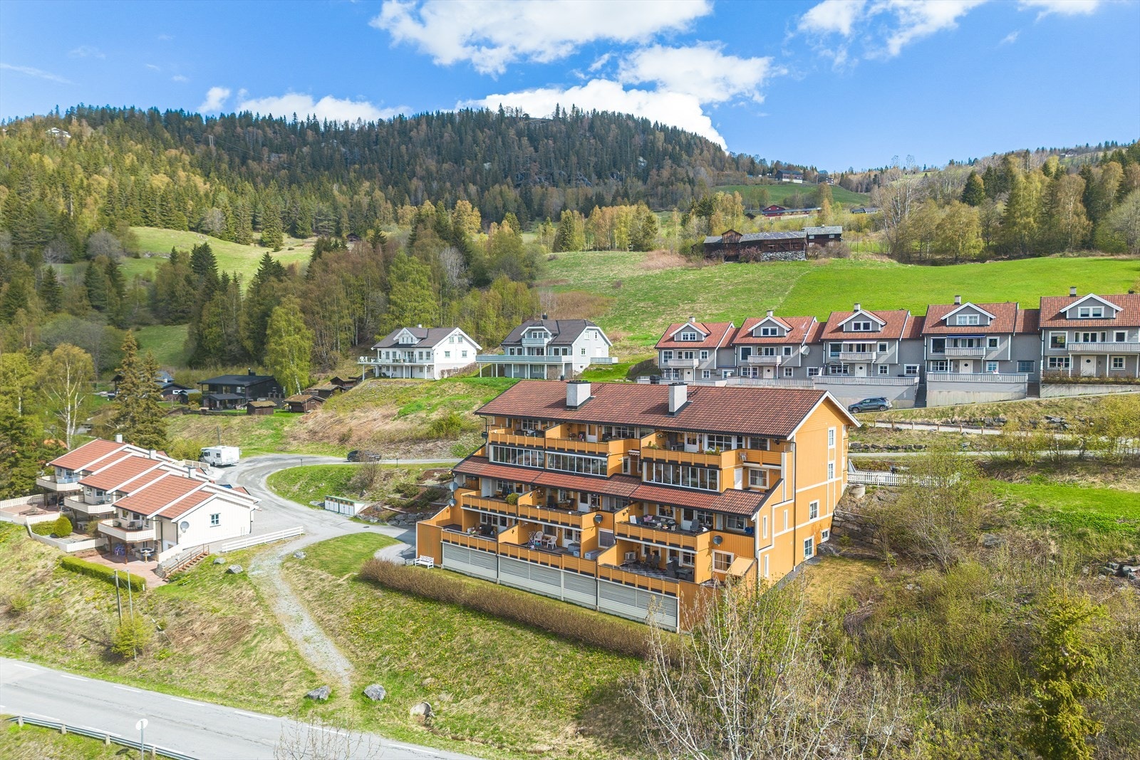 I leilighetsbyggets undersetasje er det parrkeringskjeller med heis opp til etasjene. Galleribilde
