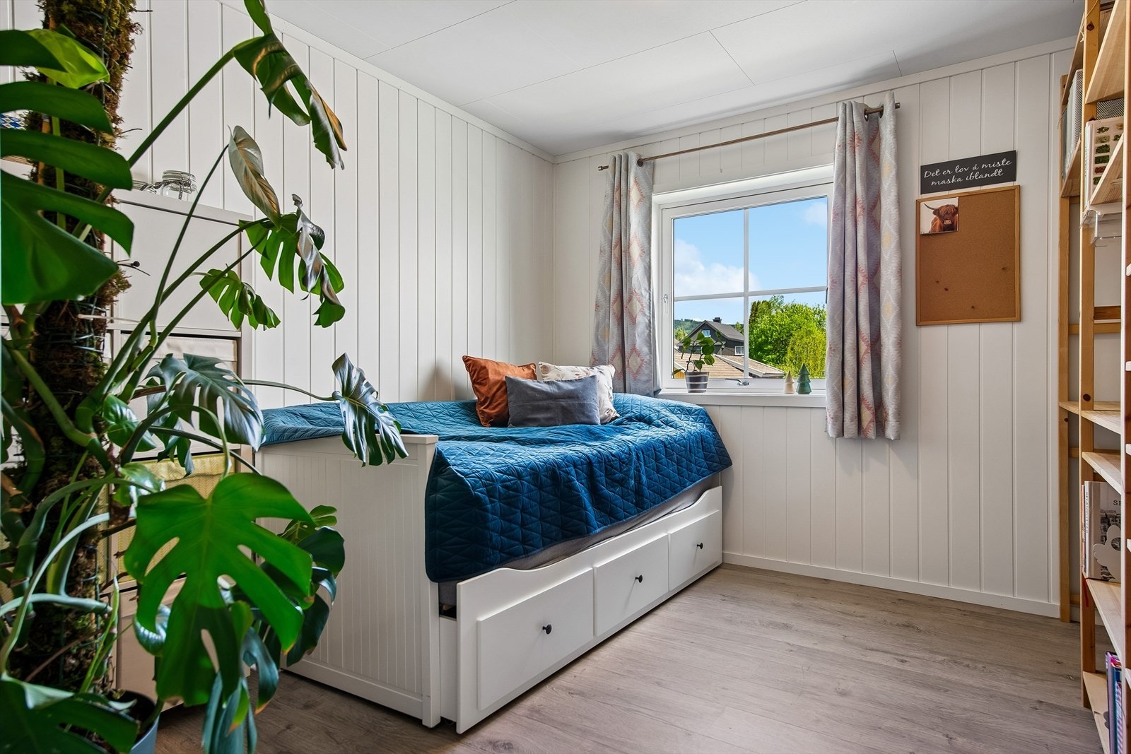 Leiligheten har to soverom. Dette rommet har god plass til seng og oppbevaringsmøbler. Galleribilde