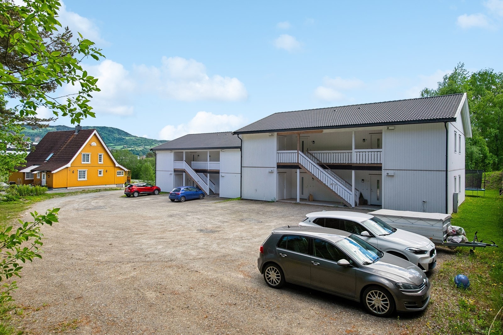 Eiendommen har felles eiet tomt med gruset gårdsplass og parkeringsmuligheter. Galleribilde