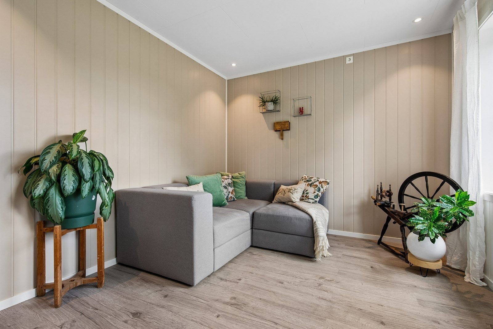 Stuen har en fin utforming med god plass til sofagruppe. Galleribilde