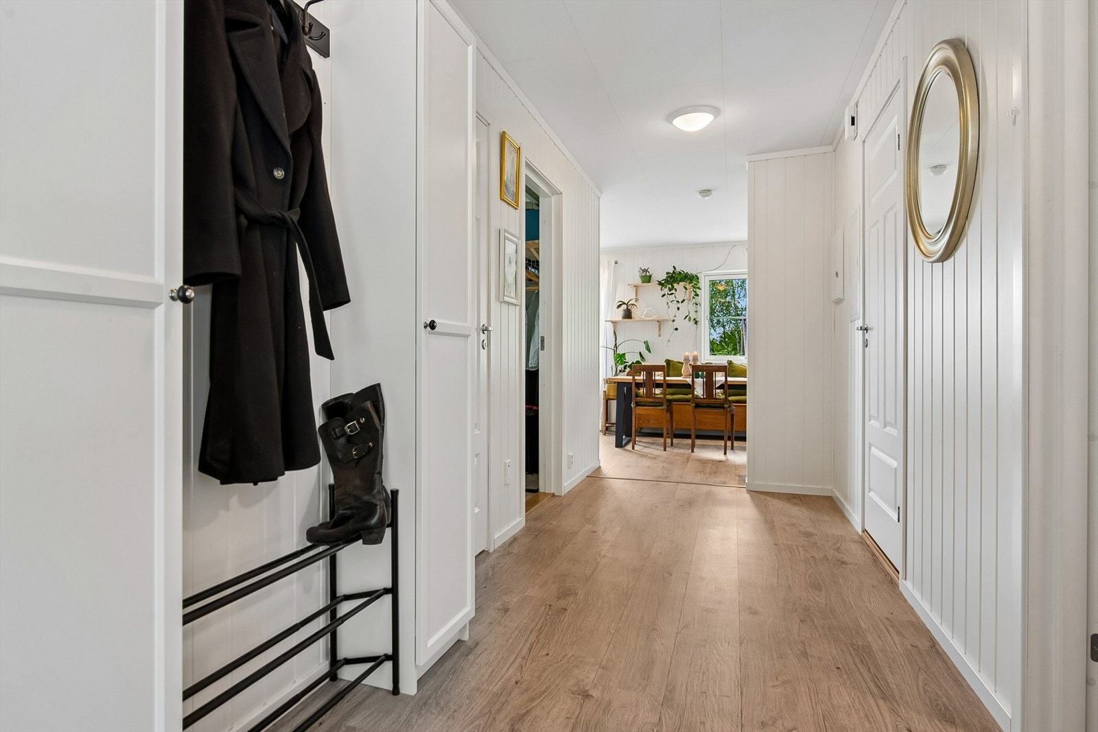 Entréen binder sammen leilighetens rom og leder videre inn til stue- og kjøkkenavdelingen. Galleribilde