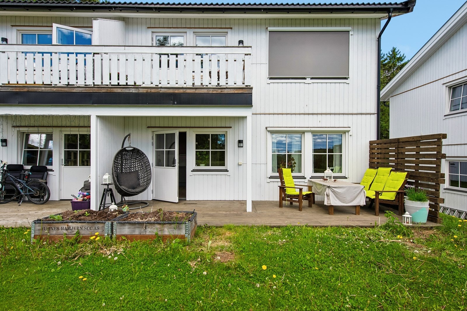 Den romslige terrassen på bakkeplan gir en fin forlengelse av stuen på sommerstid. Galleribilde