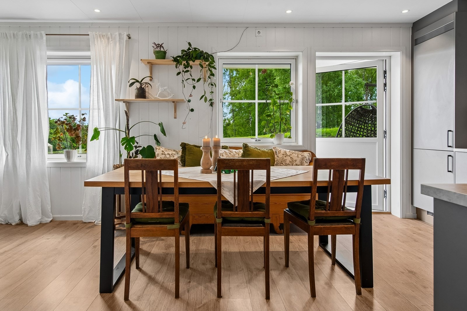 Vannbåren gulvvarme gir jevn og behagelig temperatur, og vinduer med 3-lags isolerglass bidrar til energieffektivitet. Galleribilde