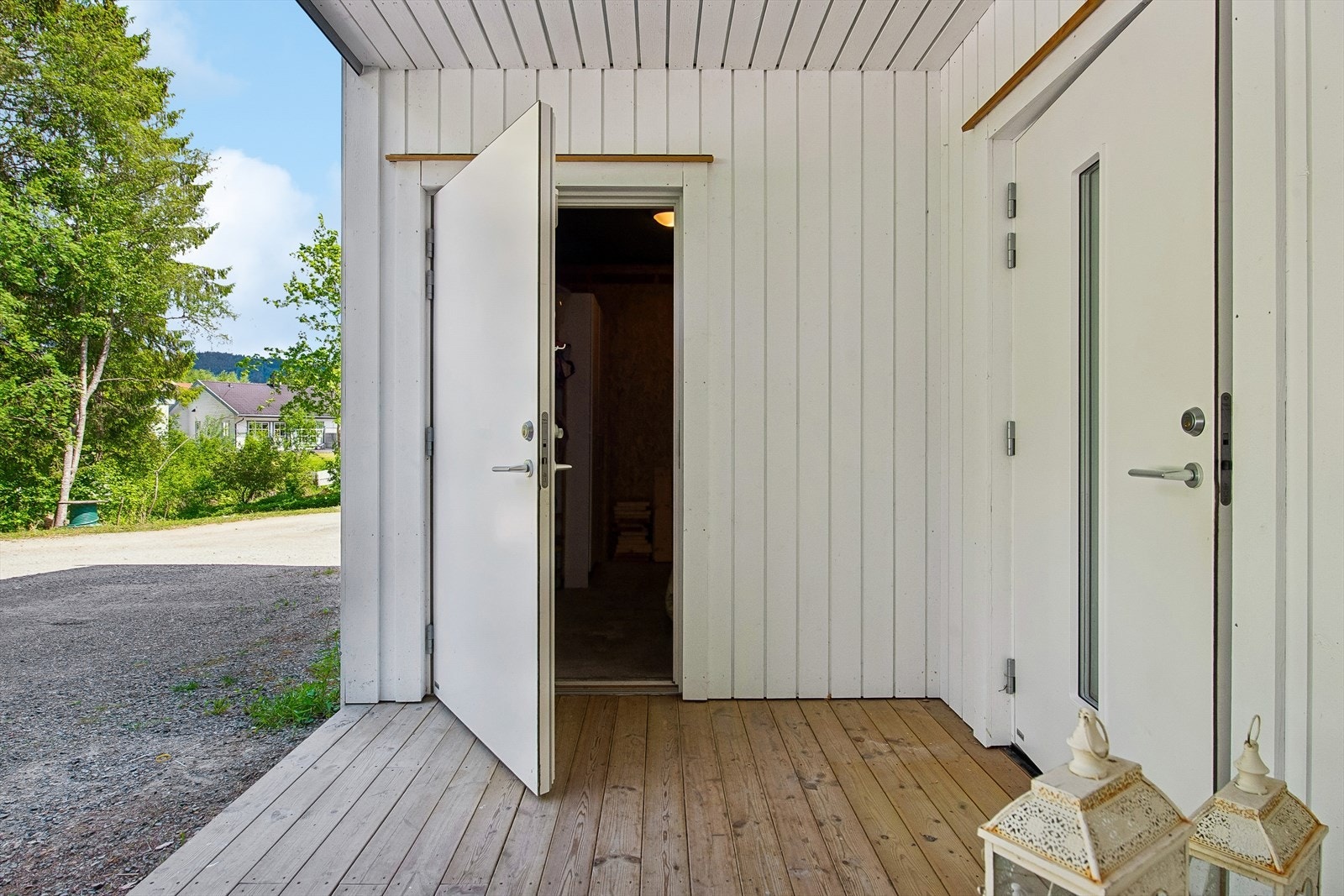 Utvendig bod som rommer sentralstøvsuger, varmtvannsbereder og tekniske anlegg for ventilasjon og vannbåren varme. Galleribilde
