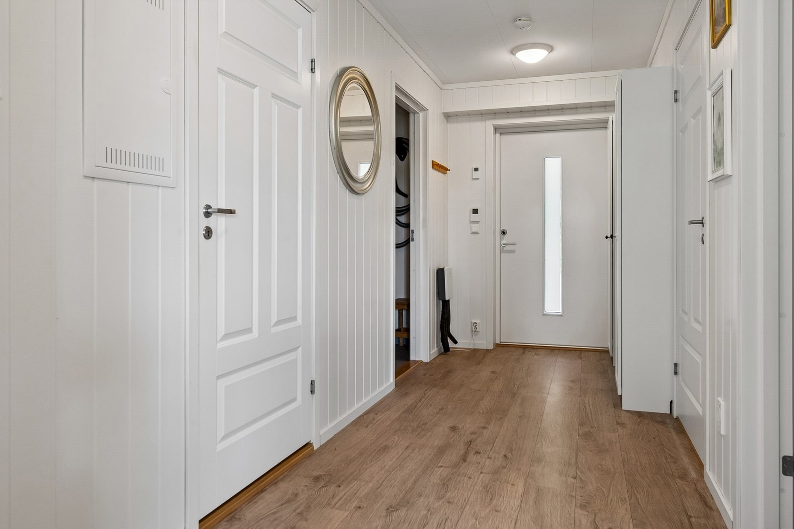 Leiligheten er lys og moderne med en praktisk planløsning Galleribilde