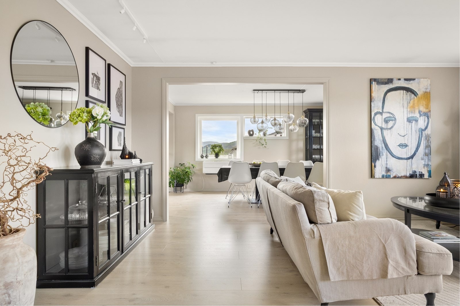 Spisestuen ligger i tilknytning til stuen, og det er naturlig å inndele i flere soner. Galleribilde
