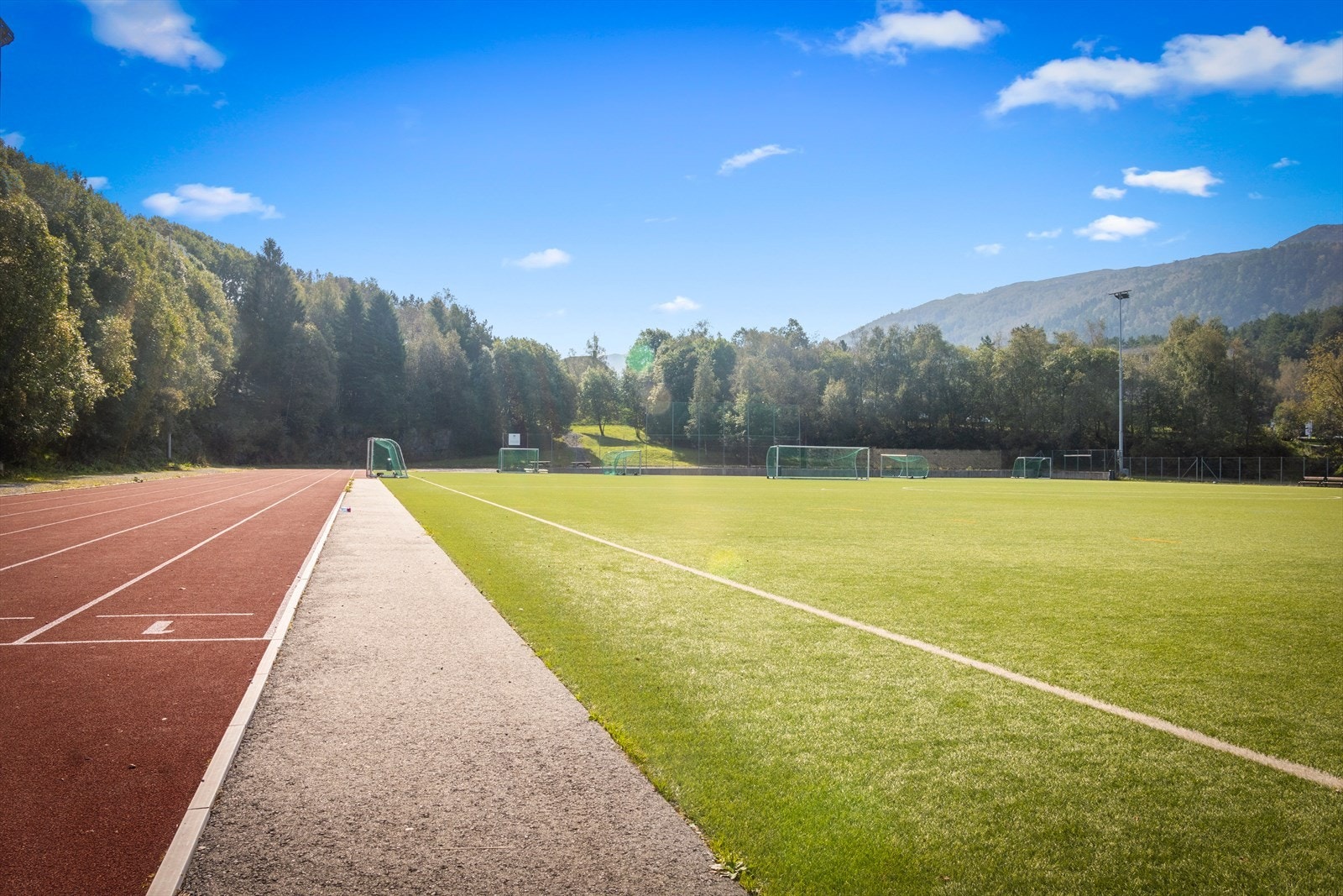 Det er gangavstand til flere fotballbaner, frisbeegolf og idrettshall. Galleribilde