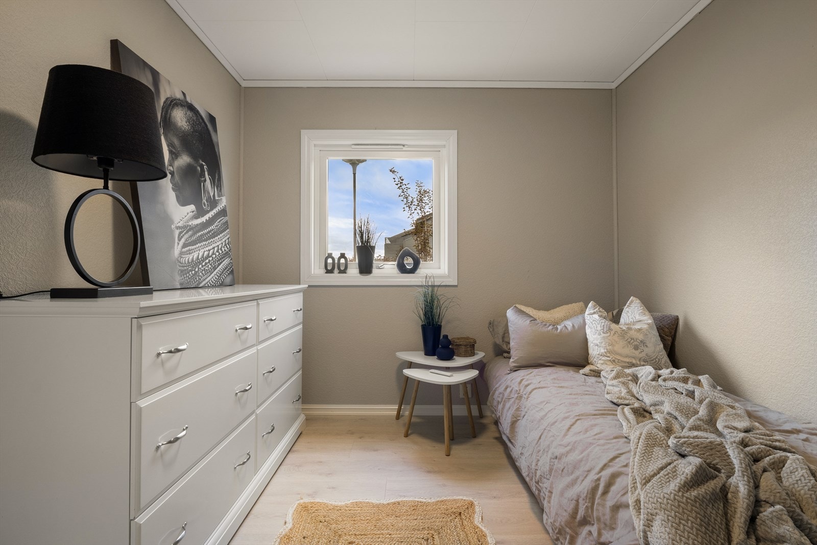 Rommene har gode muligheter for innredning med seng, garderobe og ønsket møblement. Galleribilde