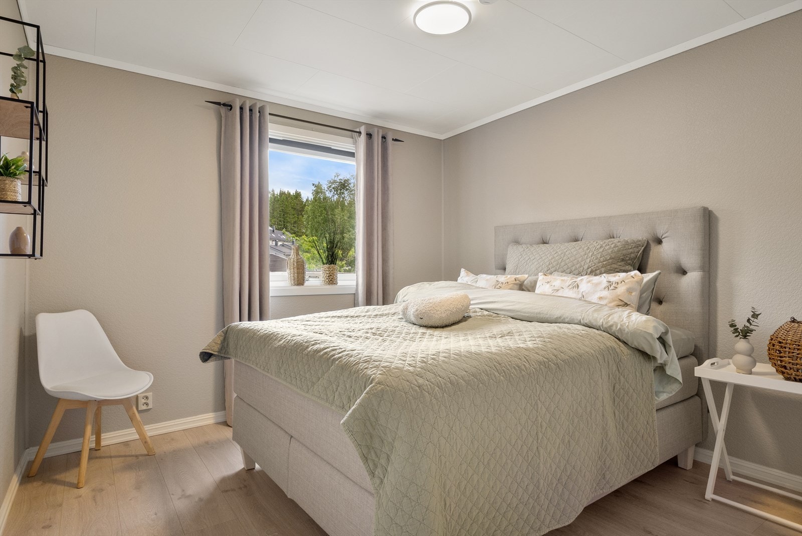 Soverommene er på ca. 9,8 m², 7,3 m² og 8 m². Galleribilde